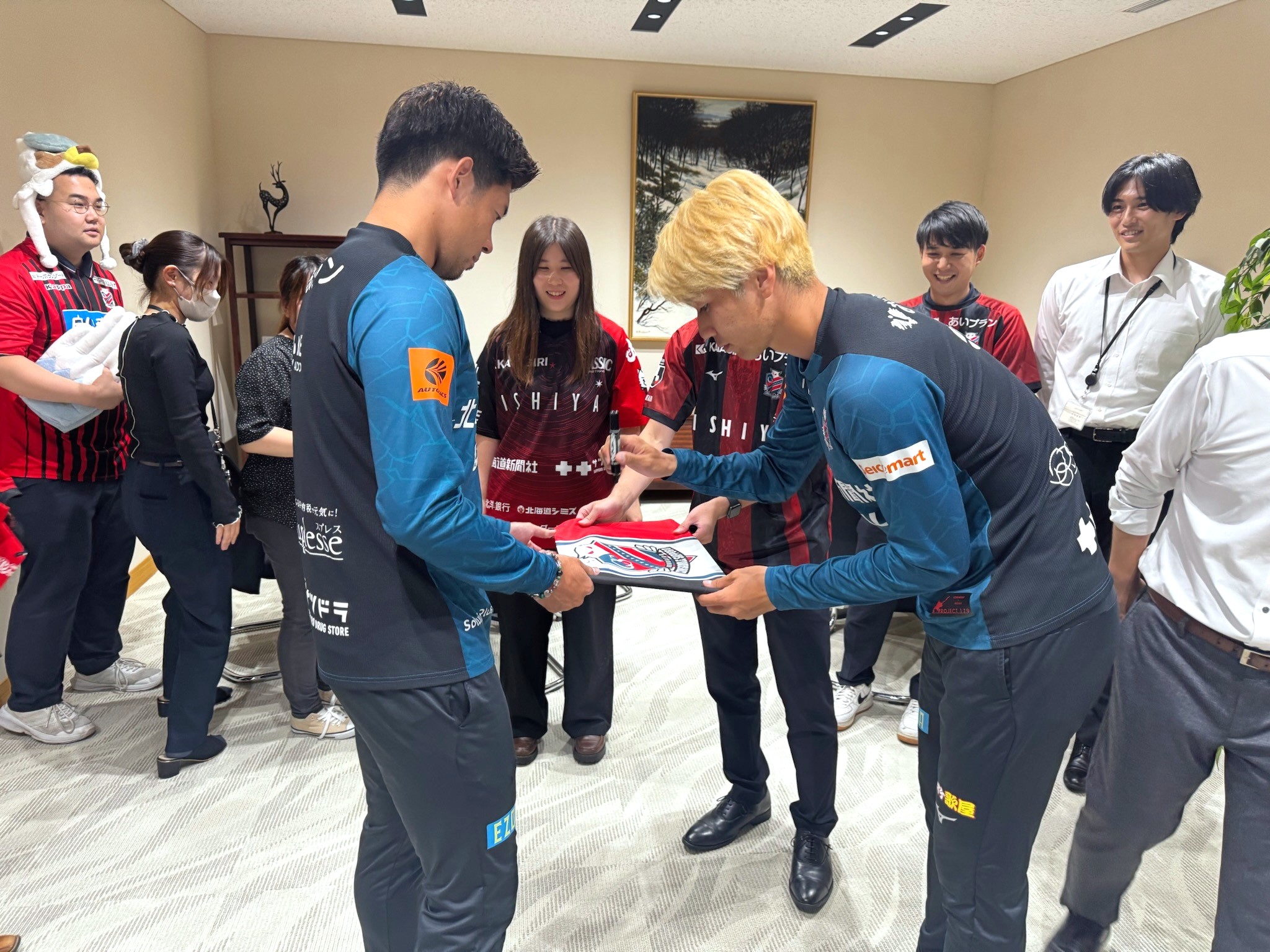 深井一希選手と中村桐耶選手が岩見沢市を表敬訪問 | 北海道