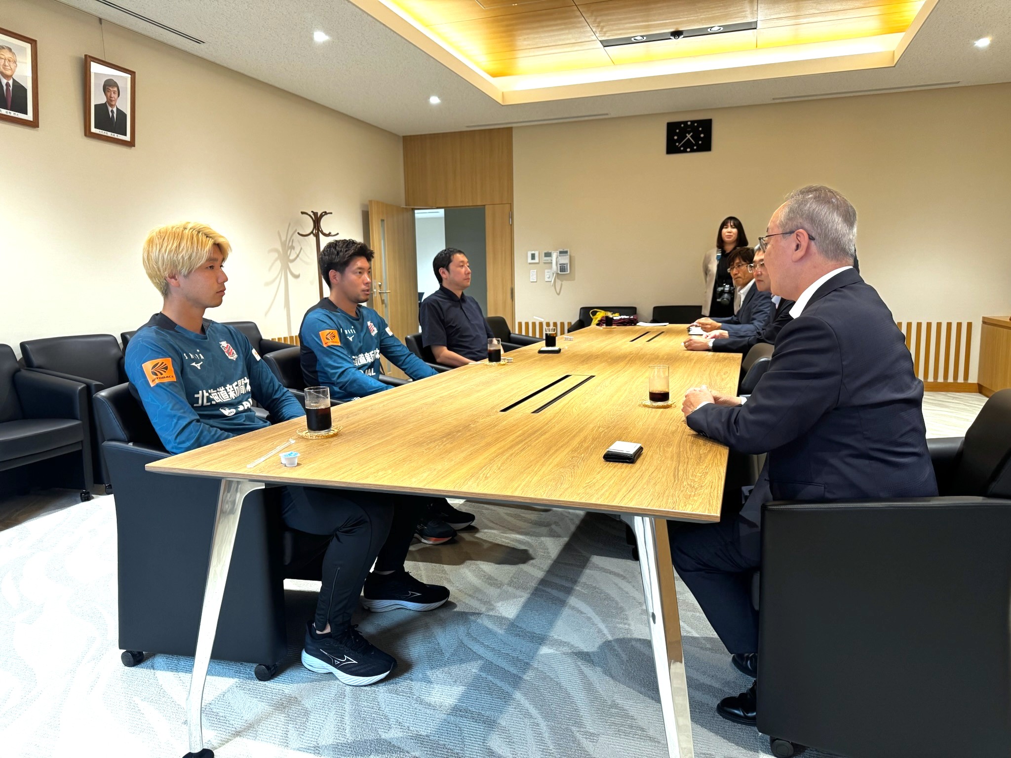 深井一希選手と中村桐耶選手が岩見沢市を表敬訪問 | 北海道